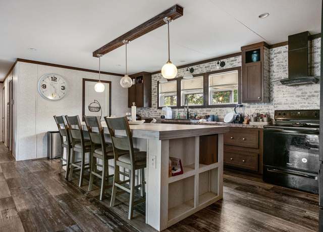 Property at 696 Bradford St, Conroe, TX 77303, 3 beds, 2 baths
