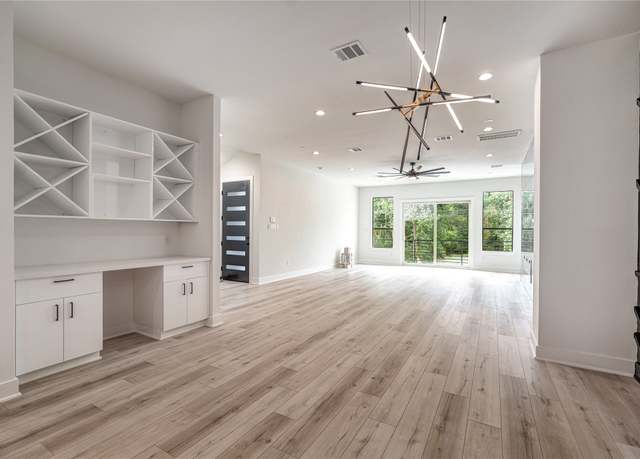 Property at 4535 Creekmont Dr, Houston, TX 77091, 3 beds, 2.5 baths