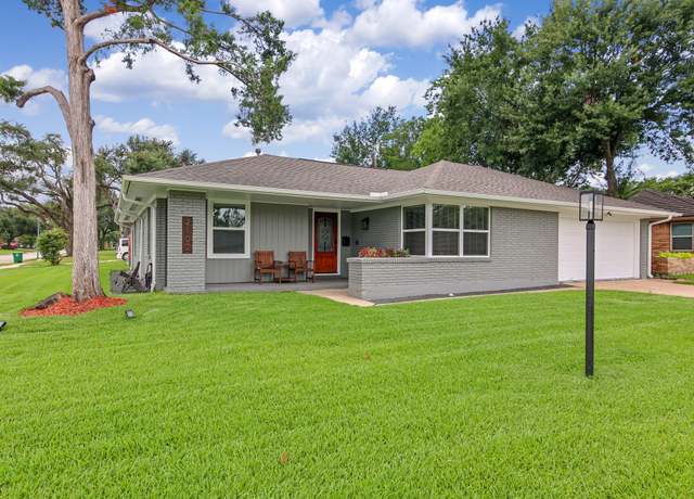 Property at 2102 Lazybrook Dr, Houston, TX 77008, 3 beds, 2 baths