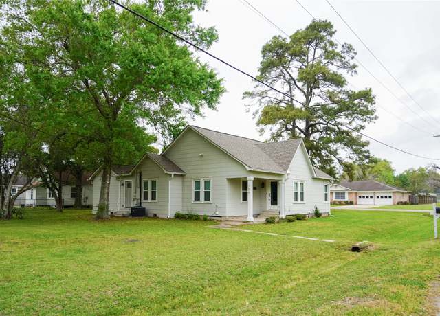 Property at 1311 Avenue E, El Campo, TX 77437, 3 beds, 2 baths