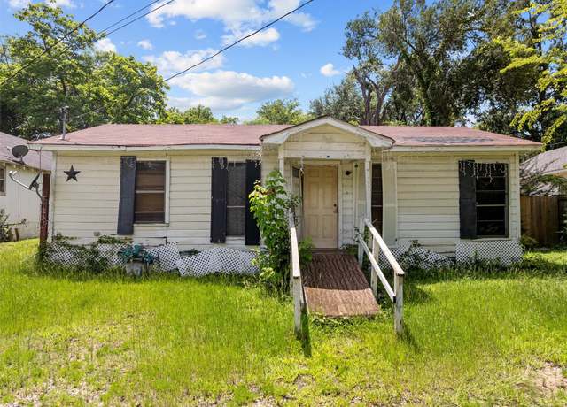 Property at 3110 Carter Blvd E, Tyler, TX 75702, 3 beds, 2 baths