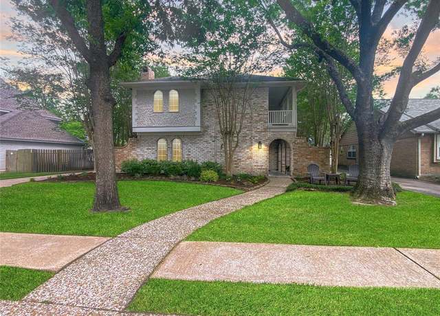 Property at 1927 Willowlake Dr, Houston, TX 77077, 4 beds, 2.5 baths