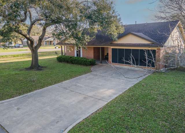 Property at 1501 Parkway Dr, Alvin, TX 77511, 4 beds, 2 baths
