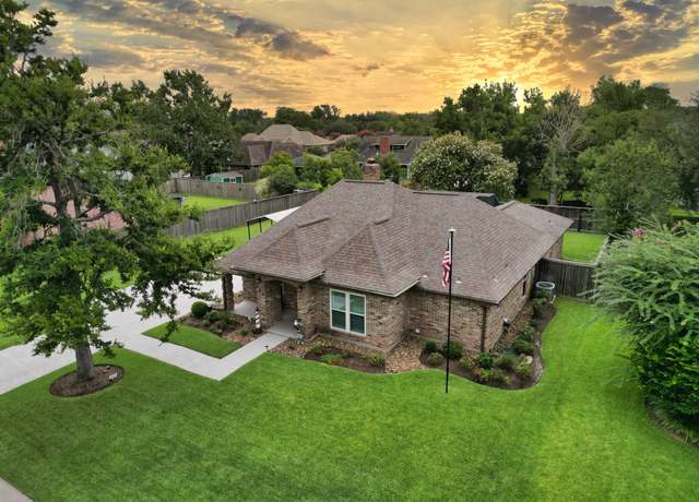 Property at 106 Scarlet Oak St, Lake Jackson, TX 77566, 3 beds, 2 baths