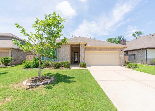 Property at 208 Timber Grove Ct, Clute, TX 77531, 3 beds, 2 baths