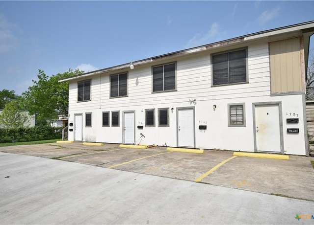 Property at 1705 Holloman Dr, Port Lavaca, TX 77979, 10 beds, 6 baths