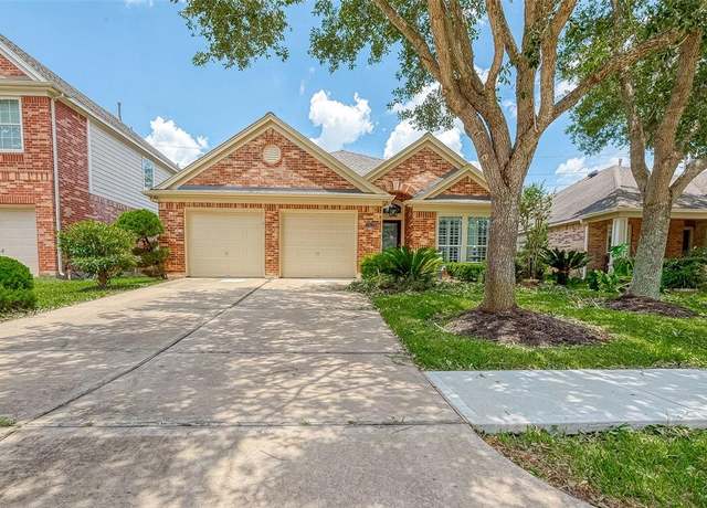 Property at 13413 Highland Lake Ln, Pearland, TX 77584, 3 beds, 2 baths