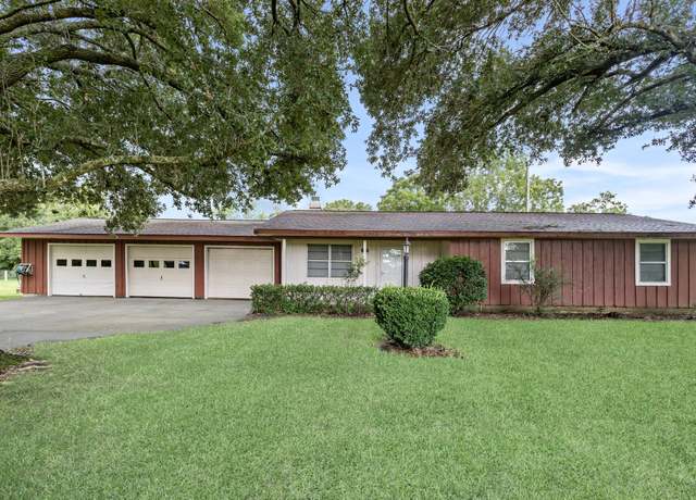 Property at 17976 Magnolia Dr, Beaumont, TX 77705, 3 beds, 2 baths