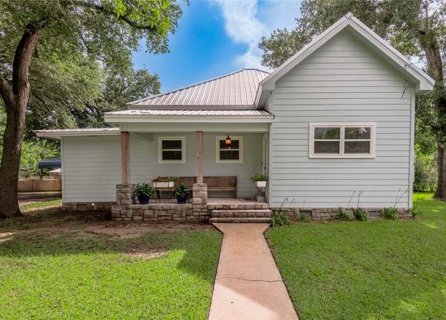 Property at 105 N Texas St, Madisonville, TX 77864, 3 beds, 2 baths