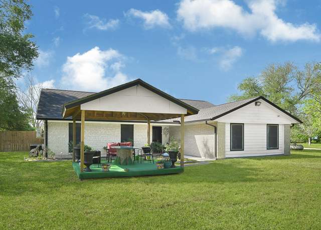 Property at 1901 County Road 152, Alvin, TX 77511, 4 beds, 3 baths