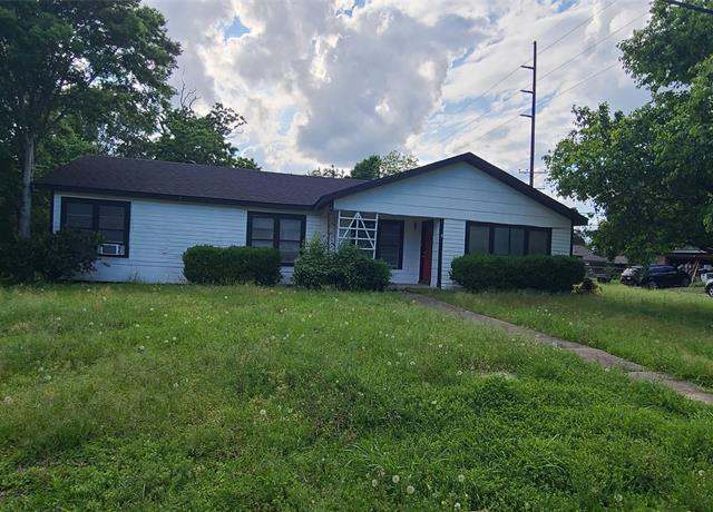 Property at 1604 Avenue P, Huntsville, TX 77340, 4 beds, 2 baths