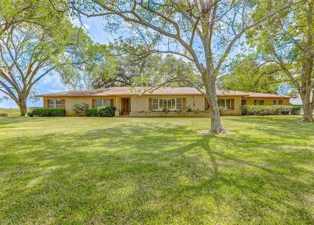 Property at 11503 Highway 36, Wallis, TX 77485, 3 beds, 3.5 baths