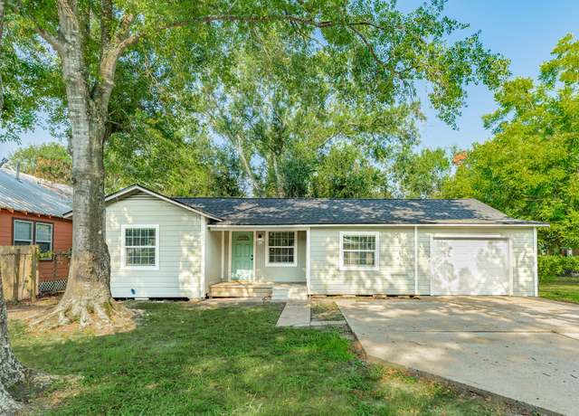 Property at 840 S Morgan St, Angleton, TX 77515, 3 beds, 1 bath