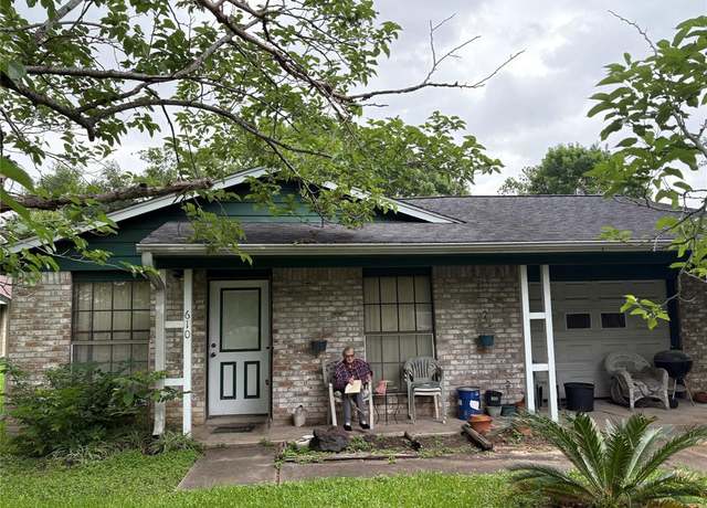 Property at 610 N 12th St, La Porte, TX 77571, 3 beds, 1.5 baths
