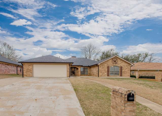 Property at 1909 Castlegate Dr, Henderson, TX 75654, 4 beds, 2.5 baths