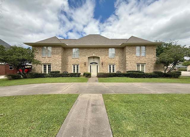 Property at 302 Buckingham Dr, Port Neches, TX 77651, 4 beds, 3 baths