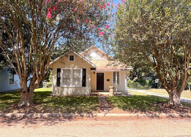 Property at 204 W Chauncy St, Brenham, TX 77833, 2 beds, 2 baths