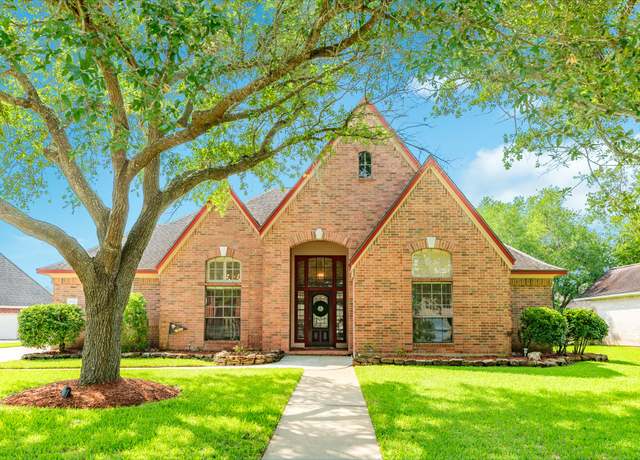 Property at 106 Paint Brush St, Lake Jackson, TX 77566, 4 beds, 3.5 baths