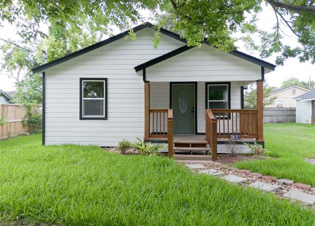 Property at 130 & 134 E Bernard St, Clute, TX 77531, 6 beds