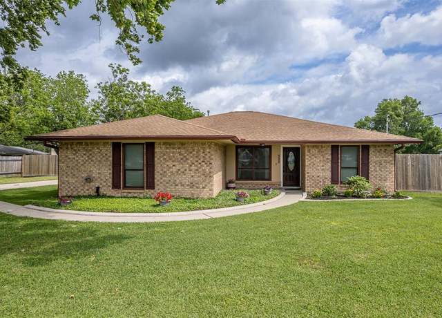 Property at 322 E Houston St, Highlands, TX 77562, 4 beds, 2.5 baths