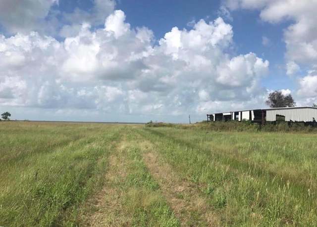 Property at 2101 W Bayshore Rd, Anahuac, TX 77514
