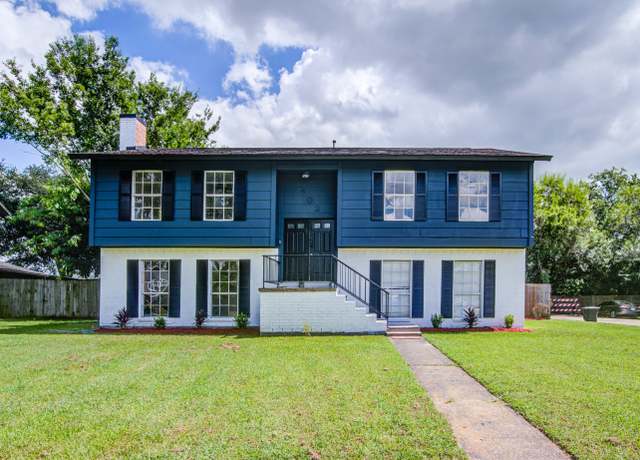 Property at 402 Tresvant Dr, Webster, TX 77598, 4 beds, 2 baths