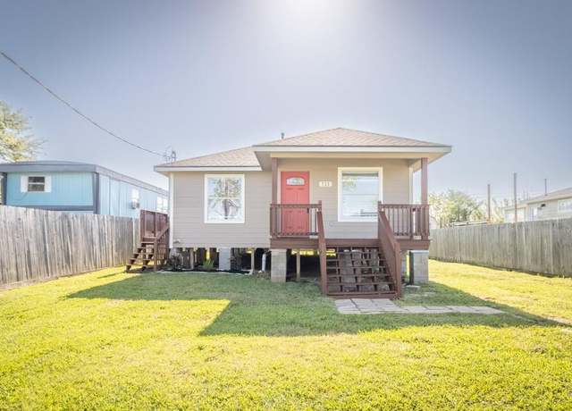 Property at 725 10th St, Dickinson, TX 77539, 3 beds, 2 baths