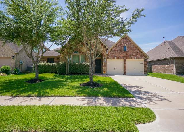 Property at 14110 Green Thicket Dr, Pearland, TX 77584, 4 beds, 2 baths