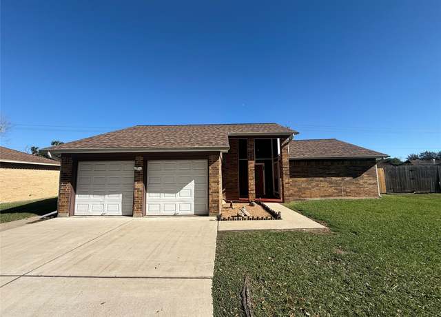 Property at 226 Petunia St, Lake Jackson, TX 77566, 3 beds, 2 baths