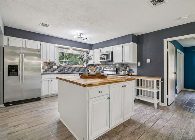 Property at 5210 Creek Shadows Dr, Houston, TX 77339, 3 beds, 2.5 baths