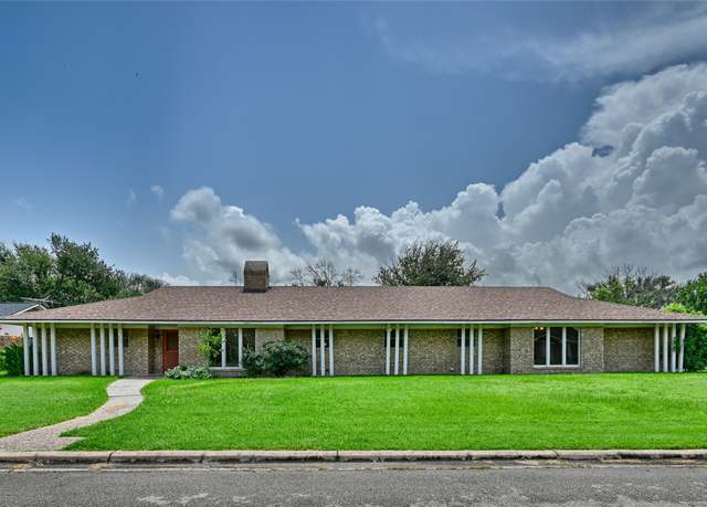 Property at 687 Bending Oaks Dr, Bellville, TX 77418, 4 beds, 2 baths