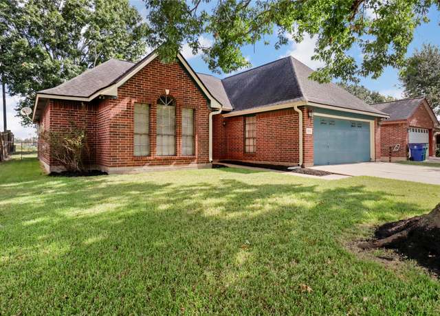Property at 821 Manor Dr, Angleton, TX 77515, 3 beds, 2 baths