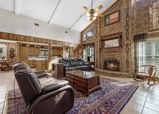 Property at 9820 Lake Forest Cir N, Brenham, TX 77833, 4 beds, 3 baths