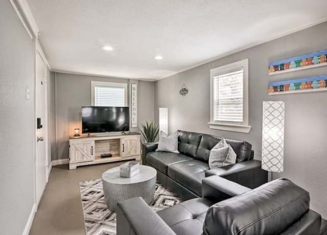 Property at 5205 Avenue R 1/2, Galveston, TX 77551, 6 beds, 1 bath