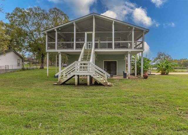 Property at 360 S Lakeside Dr, Huntsville, TX 77320, 3 beds, 2 baths