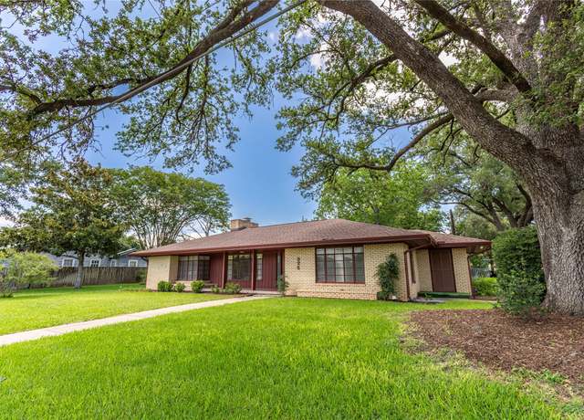Property at 322 E Obryant St, Bellville, TX 77418, 3 beds, 2.5 baths