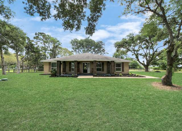 Property at 18011 Jungman Rd, Damon, TX 77430, 3 beds, 2 baths