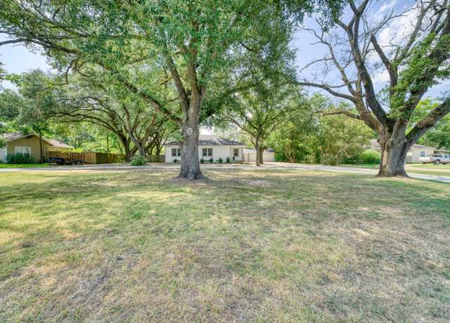 Property at 1414 E Main St, Madisonville, TX 77864, 3 beds, 2 baths