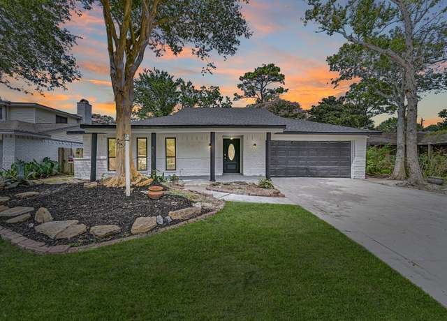 Property at 16502 Barcelona Dr, Friendswood, TX 77546, 5 beds, 3.5 baths