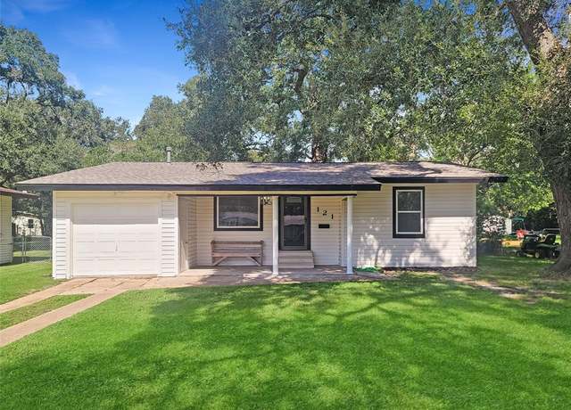 Property at 121 Wisteria St, Lake Jackson, TX 77566, 3 beds, 2 baths