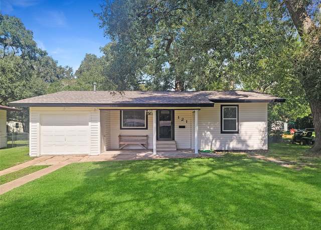 Property at 121 Wisteria St, Lake Jackson, TX 77566, 3 beds, 2 baths