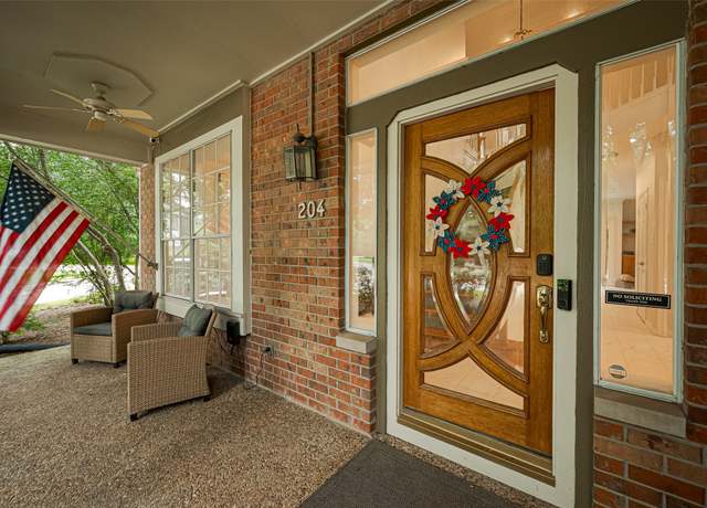 Property at 204 N Mill Trace Dr N, The Woodlands, TX 77381, 4 beds, 2.5 baths