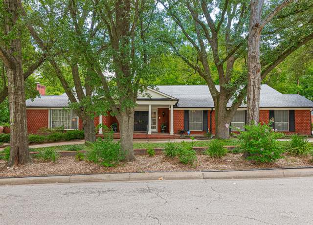 Property at 1725 Avenue Q, Huntsville, TX 77340, 3 beds, 2 baths