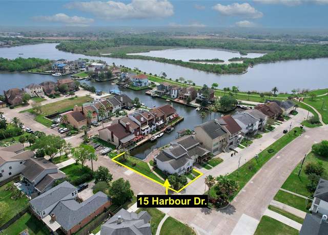 Property at 15 Harbour Dr, Nassau Bay, TX 77058, 3 beds, 3.5 baths
