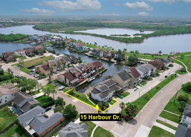 Property at 15 Harbour Dr, Nassau Bay, TX 77058, 3 beds, 3.5 baths