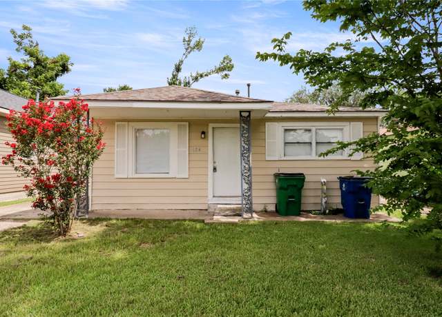 Property at 604 W Peach St, Angleton, TX 77515, 3 beds, 1 bath