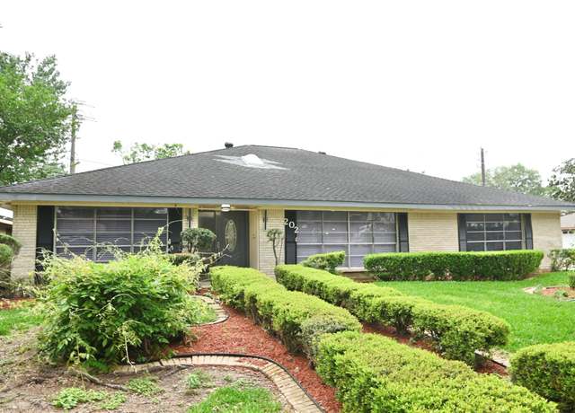 Property at 202 Coronation Dr, Houston, TX 77034, 4 beds, 3 baths