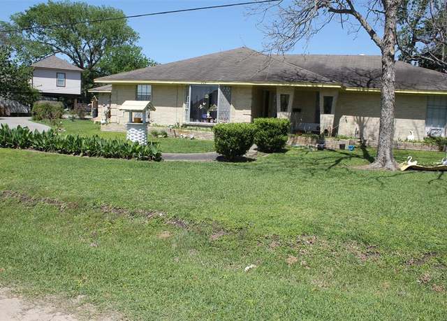 Property at 206 Riverside St, Highlands, TX 77562, 3 beds, 2.5 baths