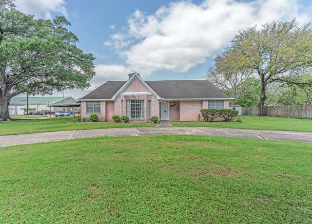 Property at 1345 10th St, Hempstead, TX 77445, 3 beds, 2.5 baths