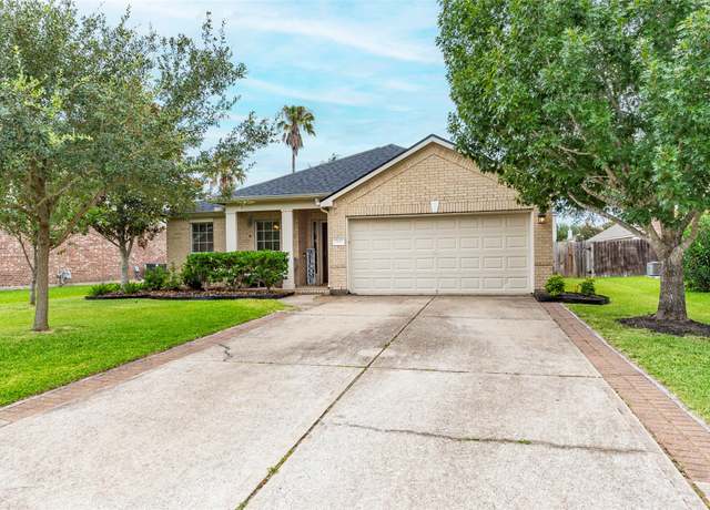 Property at 2113 Goldfinch Ln, League City, TX 77573, 4 beds, 2 baths